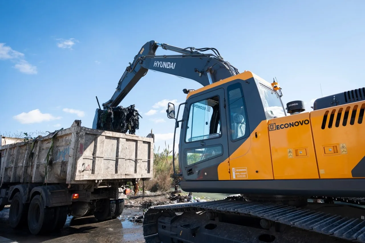 Incorporan retroexcavadora de gran capacidad para limpiar los arroyos de Quilmes