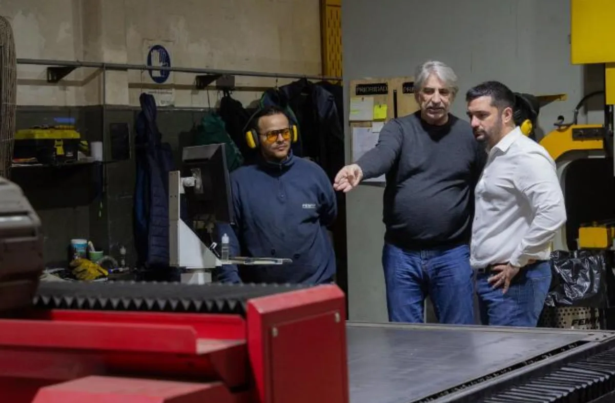 Balladares visitó empresa de ascensores en Lanús y criticó las políticas de Milei