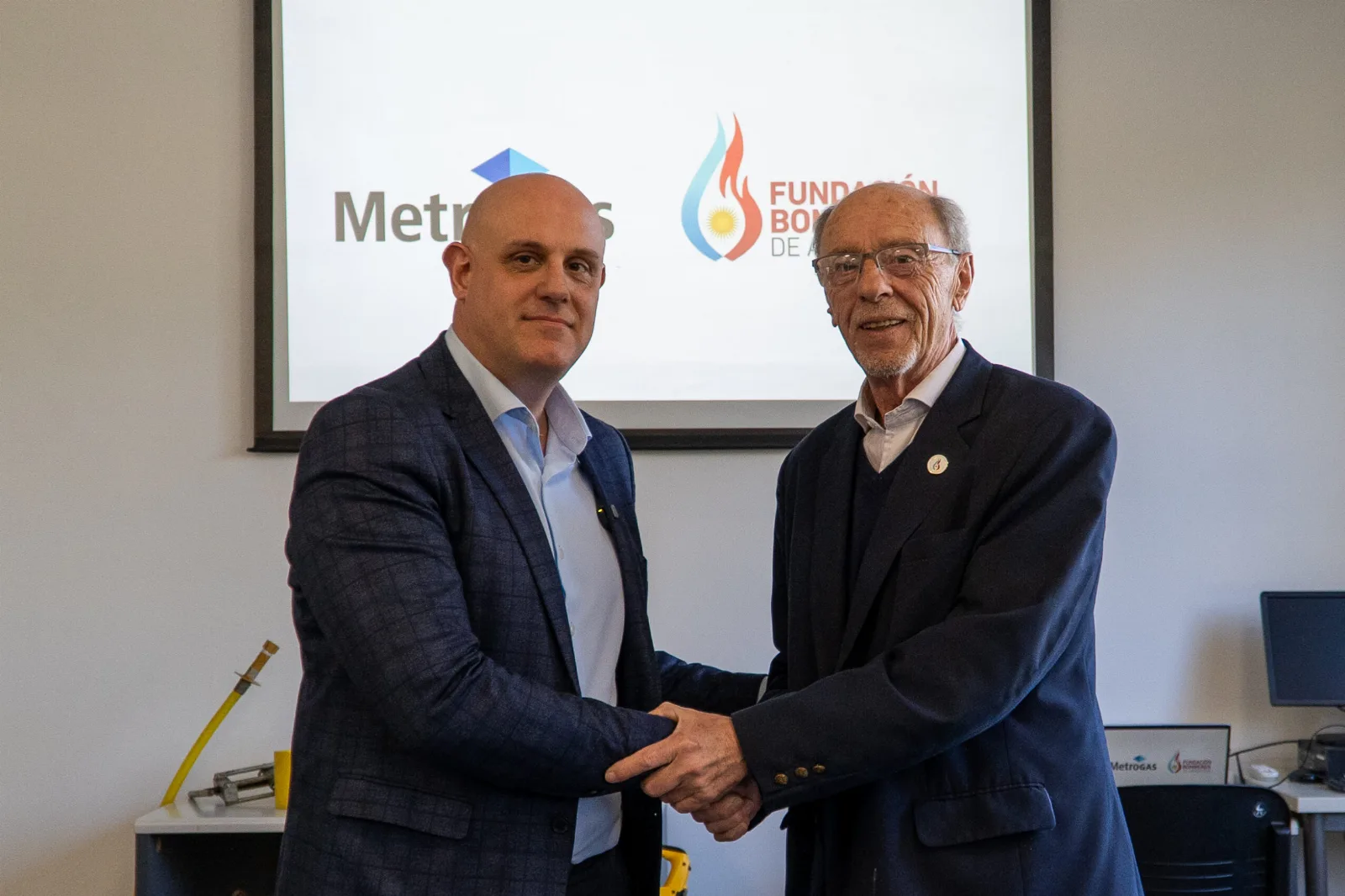 MetroGAS y Fundación Bomberos de Argentina formalizan alianza para capacitar en emergencias